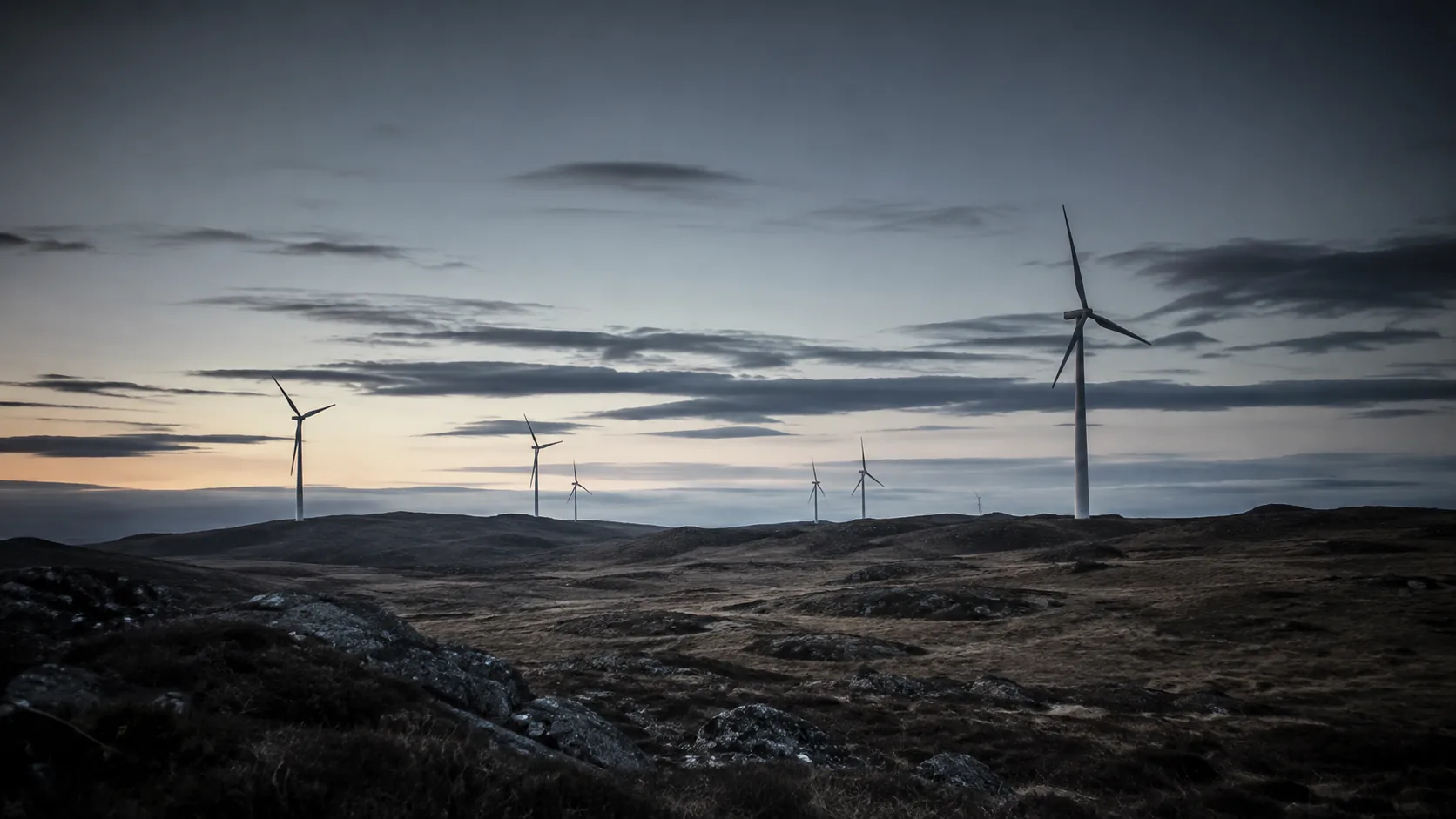 Větrné elektrárny v krajině za podvečerního světla
